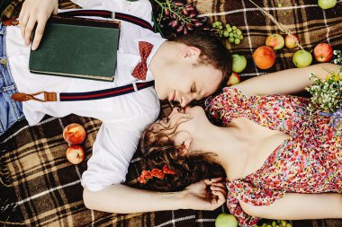 Gelin ve damat tüvit battaniye var yalan