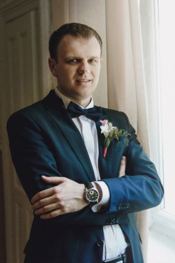 şık damat hazırlanıyor