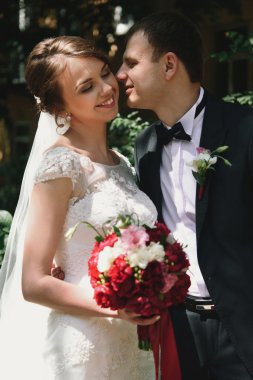 esmer gelin ve şık damat