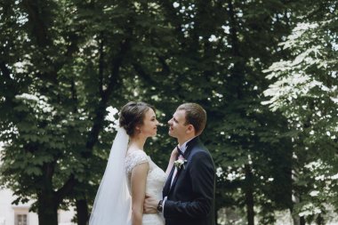 esmer gelin ve şık damat