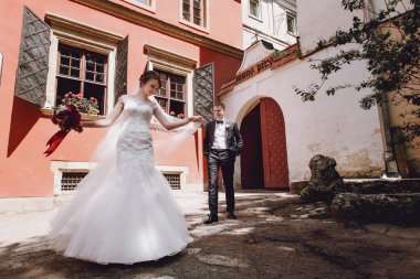 esmer gelin ve zarif damat