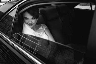 mutlu şık esmer gelin