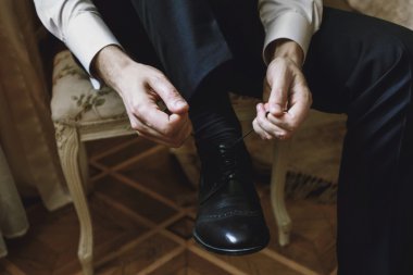 şık damat hazırlanıyor
