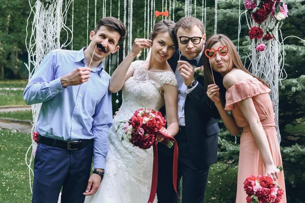 Guests and bride and groom — Stock Photo, Image