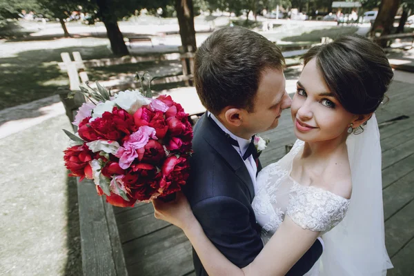 Elegantní ženicha a bruneta — Stock fotografie