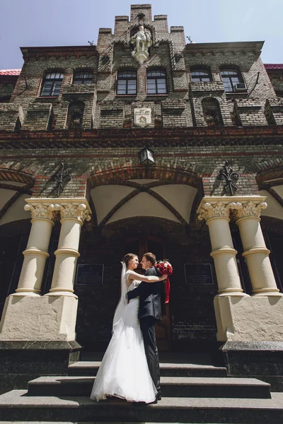 Brunett brud och eleganta brudgummen — Stockfoto