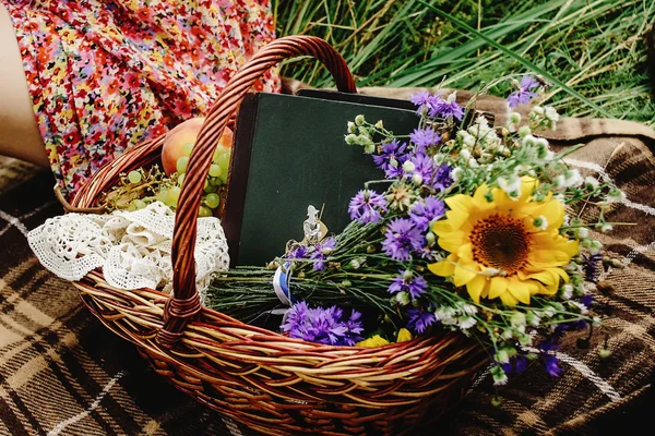 Красивая корзина для пикника — стоковое фото