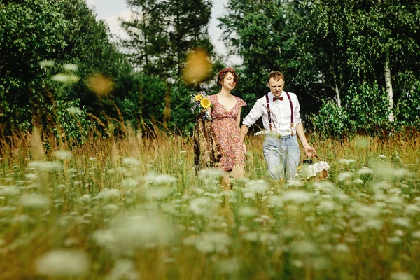 Feliz pareja elegante — Foto de Stock