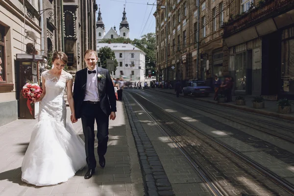 Брюнетка невеста и элегантный жених — стоковое фото