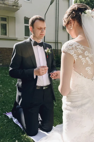 신부와 신랑의 결혼 반지를 교환 한다. — 스톡 사진