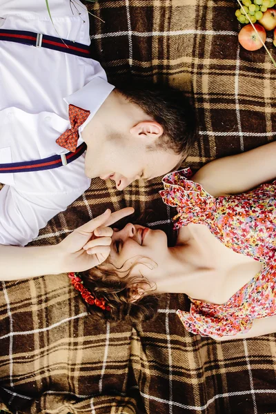 Sposa e sposo sdraiato su tweed coperta — Foto Stock