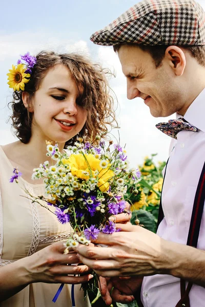 Gyönyörű menyasszony és a vőlegény elegáns — Stock Fotó