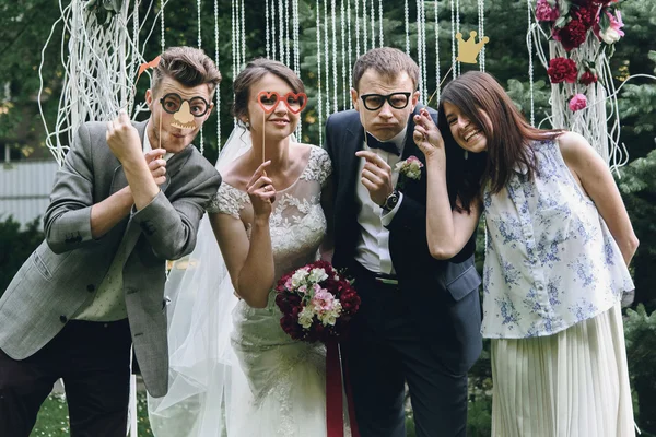 Invitados y novia y novio — Foto de Stock