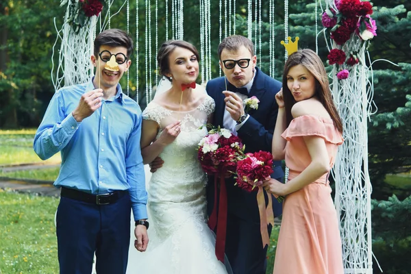 Guests and bride and groom — Stock Photo, Image