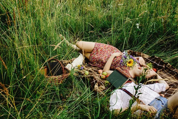 Наречений і наречений лежать на твії ковдрі — стокове фото