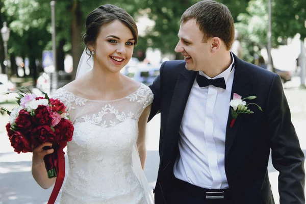 Brunette bride and stylish groom — Stock Photo, Image