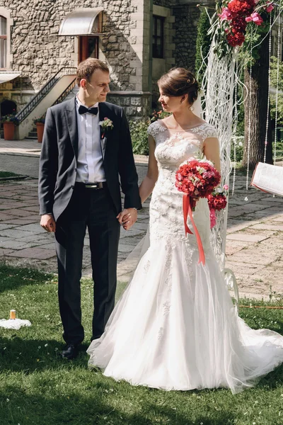 Brunnete νύφη και ο γαμπρός κομψό — Φωτογραφία Αρχείου