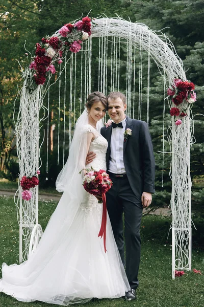 Novia feliz y novio elegante —  Fotos de Stock