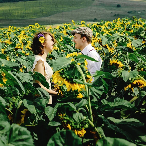 Beautiful bride and stylish groom — Stock Photo, Image