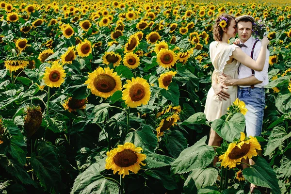 Bella sposa e sposo elegante — Foto Stock