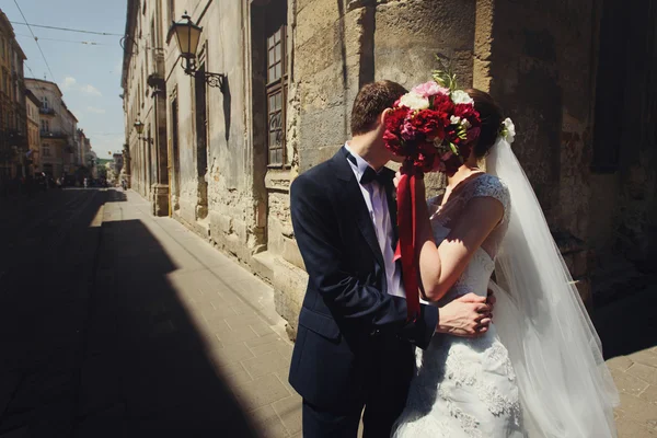 Noiva morena e noivo elegante — Fotografia de Stock