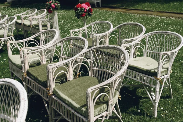 Elegantes sillas de mimbre blanco — Foto de Stock