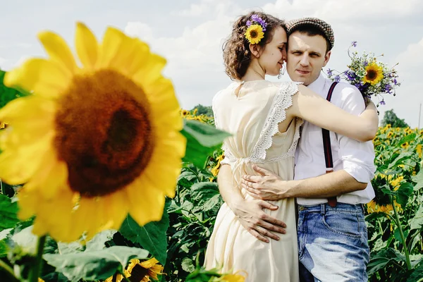 Hermosa novia y elegante novio — Foto de Stock