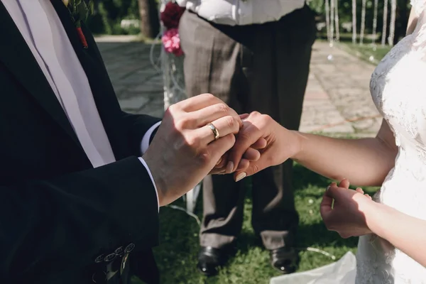 Nevěsta a ženich vyměňovat snubní prsteny — Stock fotografie