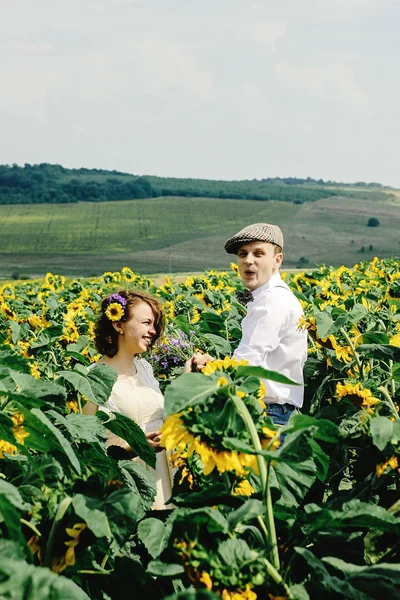 Bella sposa e sposo elegante — Foto Stock