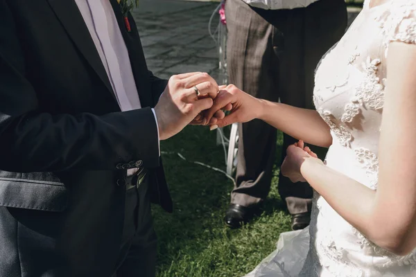 Sposa e sposo scambiare fedi nuziali — Foto Stock