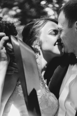 esmer gelin ve şık damat