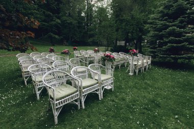 şık beyaz hasır sandalyeleri