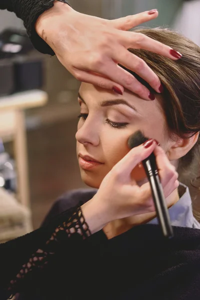 Makeup artist preparing bride — Stock Photo, Image