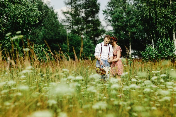 Gelukkige stijlvol paar — Stockfoto