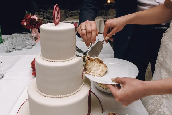 Наречений і наречений ріже весільний торт — стокове фото