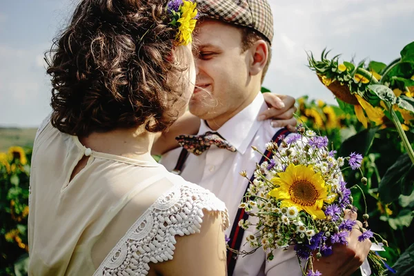 Bella sposa e sposo elegante — Foto Stock