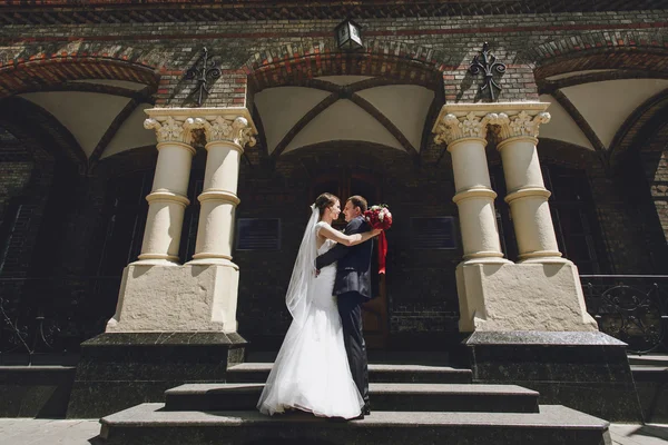Brünette Braut und stilvoller Bräutigam — Stockfoto