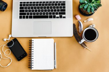 dizüstü bilgisayar telefon ve defter