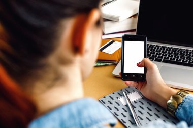 telefon ile boş perde tutan kadın