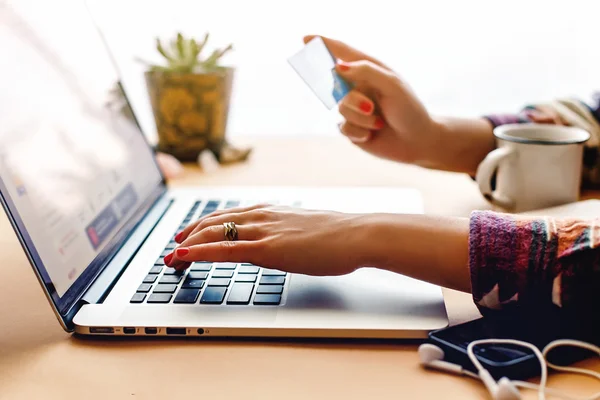 Flicka med kreditkort och att skriva på laptop — Stockfoto