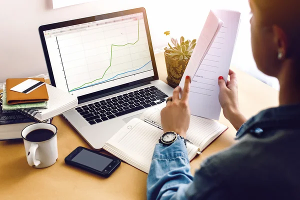 Chica hipster trabajando con análisis financieros — Foto de Stock