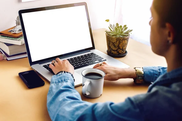 Hipster ragazza che lavora con l'analisi finanziaria — Foto Stock