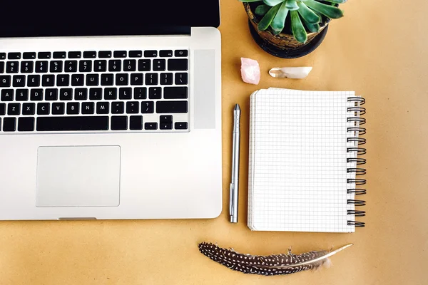 Laptop pen and empty note book — Stock Photo, Image