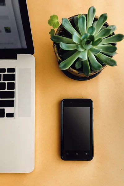 Серебряный ноутбук и телефон — стоковое фото