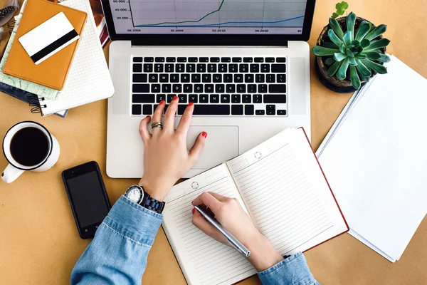 Chica hipster trabajando con análisis financieros —  Fotos de Stock