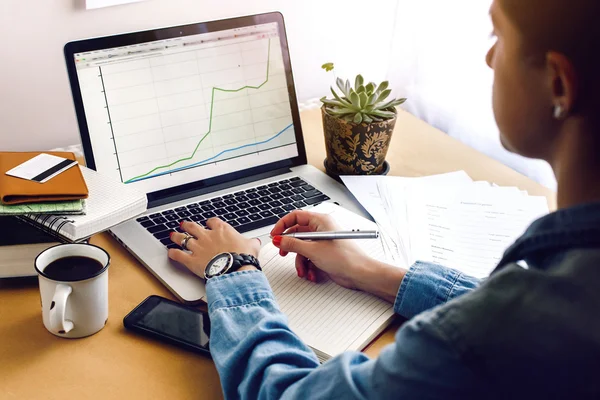 Hipster girl working with financial analytics — Stock Photo, Image