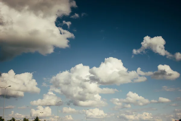 Bela vista incrível do céu e nuvens — Fotografia de Stock