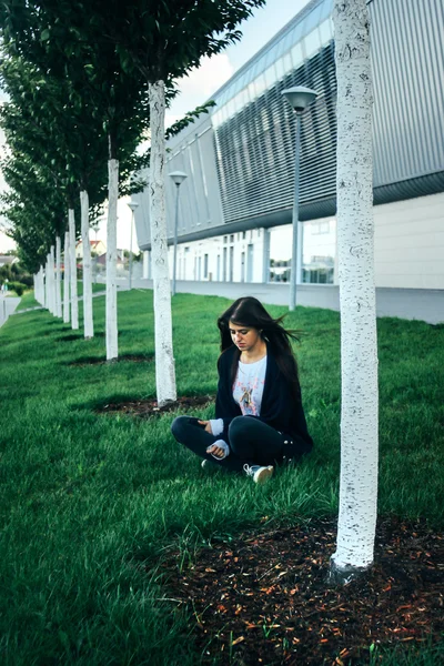 Brünettes Mädchen auf dem Hintergrund des modernen Flughafens — Stockfoto