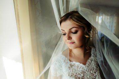 mutlu muhteşem sarışın gelin