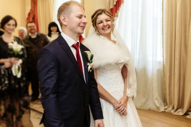 mutlu muhteşem gelin ve şık damat